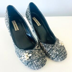 Steve Madden Classic Black and White Tweed Brooch Glayze Pumps Size 8/US